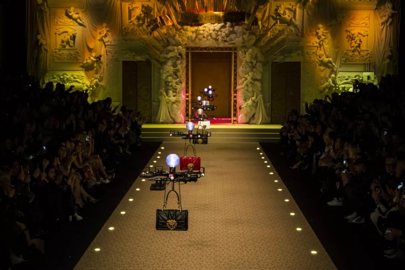 Dolce & Gabbana のランウェイにドローンが飛行し新作アイテムを披露 ドルチェ＆ガッバーナ  ドルガバ ドローン hypebeast ミラノ ファッションウィーク バッグ ランウェイ ライゾマティクス リサーチ