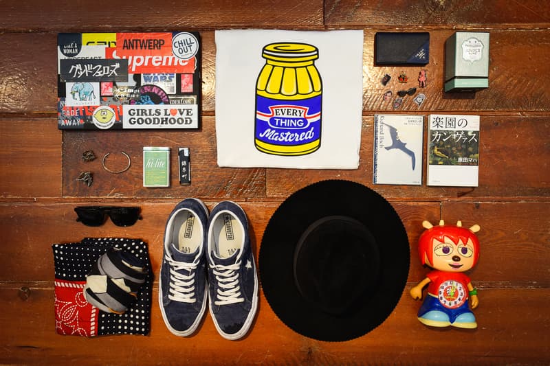 Essentials：三木系大 | Mastered 編集長 『GRIND』＆『PERK』を手がける千葉琢也に続く“Essentials”の編集長シリーズ第2弾は、『Mastered』の敏腕編集長、三木系大にご登場いただいた。メンズファッション＆カルチャーを中心としたフレッシュなニュースはもちろんのこと、“今日の逸品”や半期ごとの“着倒れ総括”など、編集部独自のコンテンツで読者の日常をちょっぴり刺激する同誌について「競合では？」と疑問を抱く方も多いかもしれない。だが、三木氏のPCからちらりと覗く『HYPEBEAST』ステッカーがその親和の証であり、『Mastered』は共に異なる角度から日本のファッションシーンを切磋琢磨して盛り上げる良きライバルであり、仲間なのである。  そんな三木編集長は俄然、Windows＞Mac。また、取材からイベントまで、ストリートを歩き回るとステッカーをもらうのは日常茶飯事のことで、それらは仕事の一番のパートナーであるThinkPadにボムるが三木氏のキマリだ。一方で、アクセサリーに目を向けて見ると、老舗メゾンのものがずらり。だが、ここにも『Mastered』のブレインのこだわりが凝縮されている。財布、名刺入れなど、レザー小物は安心と信頼の〈Prada（プラダ）〉。また、サングラスは装飾や変化球などのないクラシック派で、〈CELINE（セリーヌ）〉のものは複数本所有しているという。そして、Editor-in-chiefともなるとナイトクラブから関係各社との食事会まで、様々なシーンに顔を出すのも仕事の一環。普段はTシャツ＆デニムといったカジュアルなスタイルが多いようだが、スカーフはサラッと上品なエッセンスを足すのに重宝する。そして、愛用品として〈Hermès（エルメス）〉と〈TAKAHIROMIYASHITATheSoloist.（タカヒロミヤシタ ザ ソロイスト.）〉を並べるバランス感覚が目の肥えた業界人らしく、嫉妬してしまうほど憎い点である。  また、ラインアップの中でも一際異彩を放つ右下の時計。これは数々の著名ラッパーに多大な影響を及ぼした音ゲー屈指の名作『パラッパラッパー』にも登場するウンジャマ・ラミーの目覚まし時計だ。中学の頃から愛用している理由を尋ねてみると、「とにかくうるさいのがいい（笑）」と不規則な早朝出社を余儀されることも珍しくない、編集者らしい答えが返ってきた。  その他にも元〈HECTIC（ヘクティク）〉のデザイナー、Akeem the Dreamにデザインを依頼した『Mastered』のローンチ記念Tシャツや、色々な意味で愛すべき街・錦糸町のライター、嗅いだ女を虜にする英国王室御用達のトータルグルーミングブランド〈Penhaligon's（ペンハリガン）〉の香水など、エディターらしい幅を感じさせるアイテムを紹介してくれた。カルチャーを支えながら、古き良き編集者像を取り戻すプライベート活動にも精を出す『Mastered』編集長の必需品は、上のフォトギャラリーからご確認を。