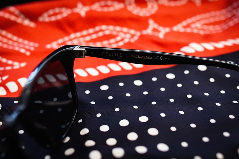 Essentials：三木系大 | Mastered 編集長 『GRIND』＆『PERK』を手がける千葉琢也に続く“Essentials”の編集長シリーズ第2弾は、『Mastered』の敏腕編集長、三木系大にご登場いただいた。メンズファッション＆カルチャーを中心としたフレッシュなニュースはもちろんのこと、“今日の逸品”や半期ごとの“着倒れ総括”など、編集部独自のコンテンツで読者の日常をちょっぴり刺激する同誌について「競合では？」と疑問を抱く方も多いかもしれない。だが、三木氏のPCからちらりと覗く『HYPEBEAST』ステッカーがその親和の証であり、『Mastered』は共に異なる角度から日本のファッションシーンを切磋琢磨して盛り上げる良きライバルであり、仲間なのである。  そんな三木編集長は俄然、Windows＞Mac。また、取材からイベントまで、ストリートを歩き回るとステッカーをもらうのは日常茶飯事のことで、それらは仕事の一番のパートナーであるThinkPadにボムるが三木氏のキマリだ。一方で、アクセサリーに目を向けて見ると、老舗メゾンのものがずらり。だが、ここにも『Mastered』のブレインのこだわりが凝縮されている。財布、名刺入れなど、レザー小物は安心と信頼の〈Prada（プラダ）〉。また、サングラスは装飾や変化球などのないクラシック派で、〈CELINE（セリーヌ）〉のものは複数本所有しているという。そして、Editor-in-chiefともなるとナイトクラブから関係各社との食事会まで、様々なシーンに顔を出すのも仕事の一環。普段はTシャツ＆デニムといったカジュアルなスタイルが多いようだが、スカーフはサラッと上品なエッセンスを足すのに重宝する。そして、愛用品として〈Hermès（エルメス）〉と〈TAKAHIROMIYASHITATheSoloist.（タカヒロミヤシタ ザ ソロイスト.）〉を並べるバランス感覚が目の肥えた業界人らしく、嫉妬してしまうほど憎い点である。  また、ラインアップの中でも一際異彩を放つ右下の時計。これは数々の著名ラッパーに多大な影響を及ぼした音ゲー屈指の名作『パラッパラッパー』にも登場するウンジャマ・ラミーの目覚まし時計だ。中学の頃から愛用している理由を尋ねてみると、「とにかくうるさいのがいい（笑）」と不規則な早朝出社を余儀されることも珍しくない、編集者らしい答えが返ってきた。  その他にも元〈HECTIC（ヘクティク）〉のデザイナー、Akeem the Dreamにデザインを依頼した『Mastered』のローンチ記念Tシャツや、色々な意味で愛すべき街・錦糸町のライター、嗅いだ女を虜にする英国王室御用達のトータルグルーミングブランド〈Penhaligon's（ペンハリガン）〉の香水など、エディターらしい幅を感じさせるアイテムを紹介してくれた。カルチャーを支えながら、古き良き編集者像を取り戻すプライベート活動にも精を出す『Mastered』編集長の必需品は、上のフォトギャラリーからご確認を。