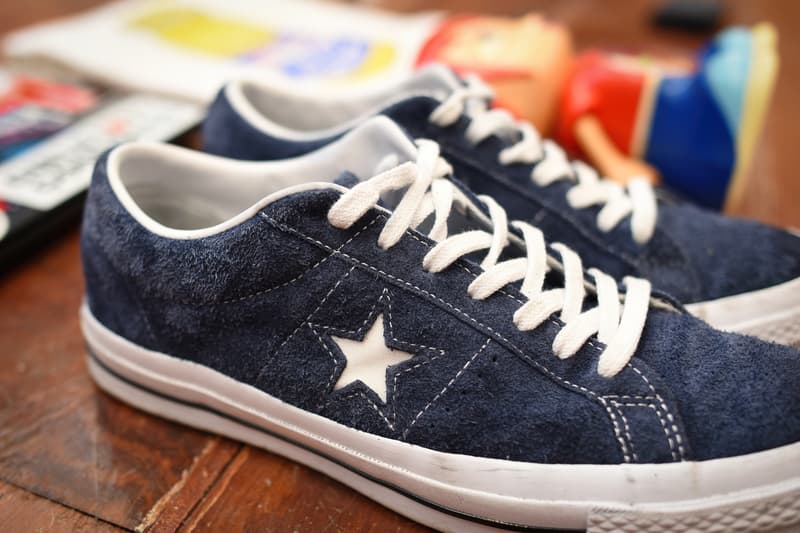 Essentials：三木系大 | Mastered 編集長 『GRIND』＆『PERK』を手がける千葉琢也に続く“Essentials”の編集長シリーズ第2弾は、『Mastered』の敏腕編集長、三木系大にご登場いただいた。メンズファッション＆カルチャーを中心としたフレッシュなニュースはもちろんのこと、“今日の逸品”や半期ごとの“着倒れ総括”など、編集部独自のコンテンツで読者の日常をちょっぴり刺激する同誌について「競合では？」と疑問を抱く方も多いかもしれない。だが、三木氏のPCからちらりと覗く『HYPEBEAST』ステッカーがその親和の証であり、『Mastered』は共に異なる角度から日本のファッションシーンを切磋琢磨して盛り上げる良きライバルであり、仲間なのである。  そんな三木編集長は俄然、Windows＞Mac。また、取材からイベントまで、ストリートを歩き回るとステッカーをもらうのは日常茶飯事のことで、それらは仕事の一番のパートナーであるThinkPadにボムるが三木氏のキマリだ。一方で、アクセサリーに目を向けて見ると、老舗メゾンのものがずらり。だが、ここにも『Mastered』のブレインのこだわりが凝縮されている。財布、名刺入れなど、レザー小物は安心と信頼の〈Prada（プラダ）〉。また、サングラスは装飾や変化球などのないクラシック派で、〈CELINE（セリーヌ）〉のものは複数本所有しているという。そして、Editor-in-chiefともなるとナイトクラブから関係各社との食事会まで、様々なシーンに顔を出すのも仕事の一環。普段はTシャツ＆デニムといったカジュアルなスタイルが多いようだが、スカーフはサラッと上品なエッセンスを足すのに重宝する。そして、愛用品として〈Hermès（エルメス）〉と〈TAKAHIROMIYASHITATheSoloist.（タカヒロミヤシタ ザ ソロイスト.）〉を並べるバランス感覚が目の肥えた業界人らしく、嫉妬してしまうほど憎い点である。  また、ラインアップの中でも一際異彩を放つ右下の時計。これは数々の著名ラッパーに多大な影響を及ぼした音ゲー屈指の名作『パラッパラッパー』にも登場するウンジャマ・ラミーの目覚まし時計だ。中学の頃から愛用している理由を尋ねてみると、「とにかくうるさいのがいい（笑）」と不規則な早朝出社を余儀されることも珍しくない、編集者らしい答えが返ってきた。  その他にも元〈HECTIC（ヘクティク）〉のデザイナー、Akeem the Dreamにデザインを依頼した『Mastered』のローンチ記念Tシャツや、色々な意味で愛すべき街・錦糸町のライター、嗅いだ女を虜にする英国王室御用達のトータルグルーミングブランド〈Penhaligon's（ペンハリガン）〉の香水など、エディターらしい幅を感じさせるアイテムを紹介してくれた。カルチャーを支えながら、古き良き編集者像を取り戻すプライベート活動にも精を出す『Mastered』編集長の必需品は、上のフォトギャラリーからご確認を。