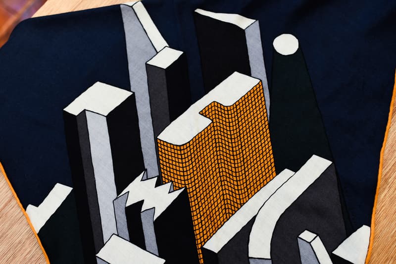 Essentials：三木系大 | Mastered 編集長 『GRIND』＆『PERK』を手がける千葉琢也に続く“Essentials”の編集長シリーズ第2弾は、『Mastered』の敏腕編集長、三木系大にご登場いただいた。メンズファッション＆カルチャーを中心としたフレッシュなニュースはもちろんのこと、“今日の逸品”や半期ごとの“着倒れ総括”など、編集部独自のコンテンツで読者の日常をちょっぴり刺激する同誌について「競合では？」と疑問を抱く方も多いかもしれない。だが、三木氏のPCからちらりと覗く『HYPEBEAST』ステッカーがその親和の証であり、『Mastered』は共に異なる角度から日本のファッションシーンを切磋琢磨して盛り上げる良きライバルであり、仲間なのである。  そんな三木編集長は俄然、Windows＞Mac。また、取材からイベントまで、ストリートを歩き回るとステッカーをもらうのは日常茶飯事のことで、それらは仕事の一番のパートナーであるThinkPadにボムるが三木氏のキマリだ。一方で、アクセサリーに目を向けて見ると、老舗メゾンのものがずらり。だが、ここにも『Mastered』のブレインのこだわりが凝縮されている。財布、名刺入れなど、レザー小物は安心と信頼の〈Prada（プラダ）〉。また、サングラスは装飾や変化球などのないクラシック派で、〈CELINE（セリーヌ）〉のものは複数本所有しているという。そして、Editor-in-chiefともなるとナイトクラブから関係各社との食事会まで、様々なシーンに顔を出すのも仕事の一環。普段はTシャツ＆デニムといったカジュアルなスタイルが多いようだが、スカーフはサラッと上品なエッセンスを足すのに重宝する。そして、愛用品として〈Hermès（エルメス）〉と〈TAKAHIROMIYASHITATheSoloist.（タカヒロミヤシタ ザ ソロイスト.）〉を並べるバランス感覚が目の肥えた業界人らしく、嫉妬してしまうほど憎い点である。  また、ラインアップの中でも一際異彩を放つ右下の時計。これは数々の著名ラッパーに多大な影響を及ぼした音ゲー屈指の名作『パラッパラッパー』にも登場するウンジャマ・ラミーの目覚まし時計だ。中学の頃から愛用している理由を尋ねてみると、「とにかくうるさいのがいい（笑）」と不規則な早朝出社を余儀されることも珍しくない、編集者らしい答えが返ってきた。  その他にも元〈HECTIC（ヘクティク）〉のデザイナー、Akeem the Dreamにデザインを依頼した『Mastered』のローンチ記念Tシャツや、色々な意味で愛すべき街・錦糸町のライター、嗅いだ女を虜にする英国王室御用達のトータルグルーミングブランド〈Penhaligon's（ペンハリガン）〉の香水など、エディターらしい幅を感じさせるアイテムを紹介してくれた。カルチャーを支えながら、古き良き編集者像を取り戻すプライベート活動にも精を出す『Mastered』編集長の必需品は、上のフォトギャラリーからご確認を。