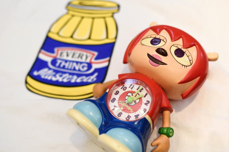 Essentials：三木系大 | Mastered 編集長 『GRIND』＆『PERK』を手がける千葉琢也に続く“Essentials”の編集長シリーズ第2弾は、『Mastered』の敏腕編集長、三木系大にご登場いただいた。メンズファッション＆カルチャーを中心としたフレッシュなニュースはもちろんのこと、“今日の逸品”や半期ごとの“着倒れ総括”など、編集部独自のコンテンツで読者の日常をちょっぴり刺激する同誌について「競合では？」と疑問を抱く方も多いかもしれない。だが、三木氏のPCからちらりと覗く『HYPEBEAST』ステッカーがその親和の証であり、『Mastered』は共に異なる角度から日本のファッションシーンを切磋琢磨して盛り上げる良きライバルであり、仲間なのである。  そんな三木編集長は俄然、Windows＞Mac。また、取材からイベントまで、ストリートを歩き回るとステッカーをもらうのは日常茶飯事のことで、それらは仕事の一番のパートナーであるThinkPadにボムるが三木氏のキマリだ。一方で、アクセサリーに目を向けて見ると、老舗メゾンのものがずらり。だが、ここにも『Mastered』のブレインのこだわりが凝縮されている。財布、名刺入れなど、レザー小物は安心と信頼の〈Prada（プラダ）〉。また、サングラスは装飾や変化球などのないクラシック派で、〈CELINE（セリーヌ）〉のものは複数本所有しているという。そして、Editor-in-chiefともなるとナイトクラブから関係各社との食事会まで、様々なシーンに顔を出すのも仕事の一環。普段はTシャツ＆デニムといったカジュアルなスタイルが多いようだが、スカーフはサラッと上品なエッセンスを足すのに重宝する。そして、愛用品として〈Hermès（エルメス）〉と〈TAKAHIROMIYASHITATheSoloist.（タカヒロミヤシタ ザ ソロイスト.）〉を並べるバランス感覚が目の肥えた業界人らしく、嫉妬してしまうほど憎い点である。  また、ラインアップの中でも一際異彩を放つ右下の時計。これは数々の著名ラッパーに多大な影響を及ぼした音ゲー屈指の名作『パラッパラッパー』にも登場するウンジャマ・ラミーの目覚まし時計だ。中学の頃から愛用している理由を尋ねてみると、「とにかくうるさいのがいい（笑）」と不規則な早朝出社を余儀されることも珍しくない、編集者らしい答えが返ってきた。  その他にも元〈HECTIC（ヘクティク）〉のデザイナー、Akeem the Dreamにデザインを依頼した『Mastered』のローンチ記念Tシャツや、色々な意味で愛すべき街・錦糸町のライター、嗅いだ女を虜にする英国王室御用達のトータルグルーミングブランド〈Penhaligon's（ペンハリガン）〉の香水など、エディターらしい幅を感じさせるアイテムを紹介してくれた。カルチャーを支えながら、古き良き編集者像を取り戻すプライベート活動にも精を出す『Mastered』編集長の必需品は、上のフォトギャラリーからご確認を。