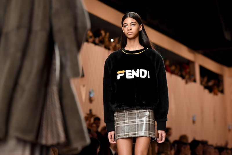 FENDI x FILA という予想外のコラボレーションが実現 モード界屈指の重鎮、カール・ラガーフェルドが新パートナーに招聘したのはストリートの歴史にも欠かせない同郷の老舗スポーツカンパニー 2018年秋冬のミラノファッションウィーク期間中に開催された〈FENDI（フェンディ）〉のランウェイはメンズコレクションと同じく、シグネチャーのFFロゴを随所に採用したレトロな世界観で観衆を釘付けにした。しかし、ストリート目線での最大のトピックは、〈FENDI〉x〈FILA（フィラ）〉のコラボレーションだ。  意外にも、モード界屈指の重鎮 Karl Lagerfeld（カール・ラガーフェルド）が新パートナーに招聘したのは、2Pac（2パック）も愛用するなど、ストリートの歴史に欠かせない同郷の老舗スポーツカンパニー。ランウェイでは、〈FENDI〉の“F”を〈FILA〉のシグネチャーに置き換えたロゴを全面に押し出し、ニットやバッグなど数点がお披露目された。  一見、メンズでも着用可能なデザインだけに、来季のアナウンスを心待ちにしておこう。また、“KIM JONES GU PRODUCTION”の一部展開アイテムや“Moncler Fragment Hiroshi Fujiwara”のルックブックなど、その他のファッションニュースもあわせてチェックしてみてはいかがだろうか。