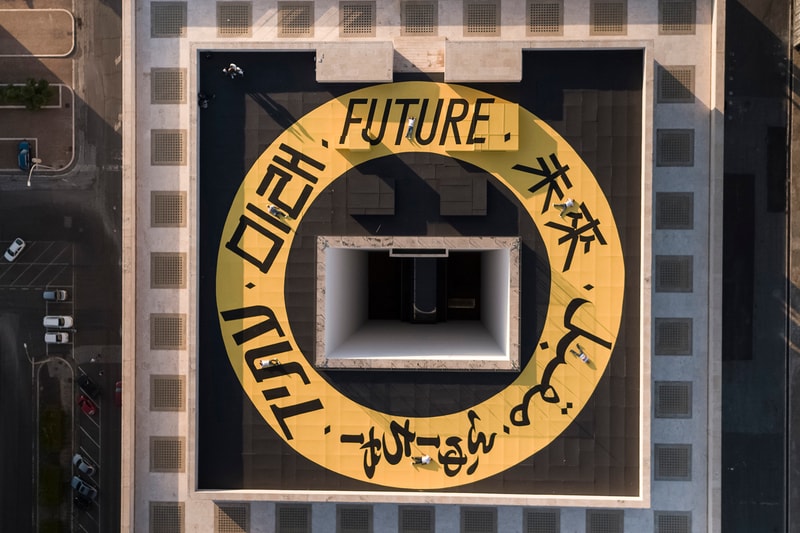 FENDI が文化の障壁を打ち破る “F IS FOR…” の1周年記念プロジェクト “THE RING OF FUTURE” を発表 国籍の異なる6人のストリートアーティストが〈FENDI〉の歴史ある本社屋上に作品を描き、それにフックした限定Tシャツも登場 ローマに本拠地を置く〈FENDI（フェンディ）〉が昨年ローンチした“F IS FOR… （エフ イズ フォー…）”は、ブランドの絶え間ない実験的ビジョンによって作り上げられたミレニアル世代によるミレニアル世代のためのデジタルプラットフォームだ。昨年6月には幻想の世界を作り出すカリグラフィーアーティスト Pokras Lampas（ポクラス・ランパス）が、〈FENDI〉の本社社屋『イタリア文明宮』の屋上にイタリア最大のカリグラフィティを描き、ファッションとアート、そしてそこにストリートがクロスオーバーしたことでラグジュアリー界でも非常に大きなトピックとなった。  その“F IS FOR…”の1周年を記念して、唯一無二のプロジェクトを率いるワールドワイド・コミュニケーションディレクター Cristiana Monfardini（クリスティアーナ・モンファルディーニ）は、世界中から集まった国籍の異なる6人の若きストリートアーティストたちを迎え入れ、新たなワートワーク“THE RING OF FUTURE”を発表。再び『イタリア文明宮』のルーフトップをキャンバスに見立てた本企画には、日本から『水戸芸術館』で行われた日本初のグラフィティ展“X-COLOR”や「SUMMER SONIC」にも参加したCasperも招聘され、各アーティストが自国の言語で「FUTURE」という単語を描き、最後の文字が次の文字に溶け込み、文化が融合する魅惑的なループを形作った。  さらに、イタリアの老舗メゾンは前述の“THE RING OF FUTURE”をインスピレーションソースに、アートとストリートスタイルを融合したジェンダーレスTシャツを発表。本社屋上に描かれた共同アートをボディのフロントに配置した1枚は、文化的な障壁や相違を打ち破ろうと願う、新しい世代の希望を象徴し、ブラックとホワイトの全2色で展開される。  “THE RING OF FUTURE”のジェンダーレスTシャツは50,760円（税込）で、現在『fendi.com』にて発売中。〈FENDI〉のミレニアル世代へのサポートを示すムービーは、上のプレーヤーからご確認を。  『HYPEBEAST』がお届けするその他の最新ファッションニュースは、こちらから。