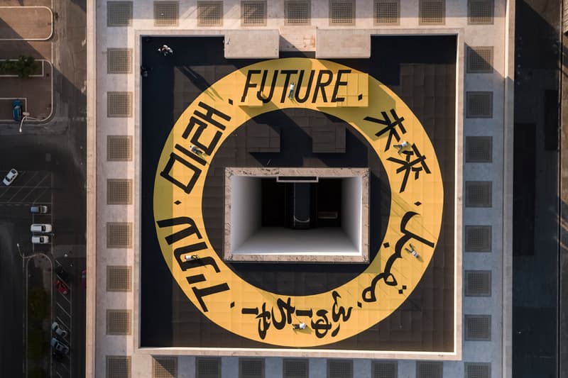 FENDI が文化の障壁を打ち破る “F IS FOR…” の1周年記念プロジェクト “THE RING OF FUTURE” を発表 国籍の異なる6人のストリートアーティストが〈FENDI〉の歴史ある本社屋上に作品を描き、それにフックした限定Tシャツも登場 ローマに本拠地を置く〈FENDI(フェンディ)〉が昨年ローンチした“F IS FOR… (エフ イズ フォー…)”は、ブランドの絶え間ない実験的ビジョンによって作り上げられたミレニアル世代によるミレニアル世代のためのデジタルプラットフォームだ。昨年6月には幻想の世界を作り出すカリグラフィーアーティスト Pokras Lampas(ポクラス・ランパス)が、〈FENDI〉の本社社屋『イタリア文明宮』の屋上にイタリア最大のカリグラフィティを描き、ファッションとアート、そしてそこにストリートがクロスオーバーしたことでラグジュアリー界でも非常に大きなトピックとなった。 その“F IS FOR…”の1周年を記念して、唯一無二のプロジェクトを率いるワールドワイド・コミュニケーションディレクター Cristiana Monfardini(クリスティアーナ・モンファルディーニ)は、世界中から集まった国籍の異なる6人の若きストリートアーティストたちを迎え入れ、新たなワートワーク“THE RING OF FUTURE”を発表。再び『イタリア文明宮』のルーフトップをキャンバスに見立てた本企画には、日本から『水戸芸術館』で行われた日本初のグラフィティ展“X-COLOR”や「SUMMER SONIC」にも参加したCasperも招聘され、各アーティストが自国の言語で「FUTURE」という単語を描き、最後の文字が次の文字に溶け込み、文化が融合する魅惑的なループを形作った。 さらに、イタリアの老舗メゾンは前述の“THE RING OF FUTURE”をインスピレーションソースに、アートとストリートスタイルを融合したジェンダーレスTシャツを発表。本社屋上に描かれた共同アートをボディのフロントに配置した1枚は、文化的な障壁や相違を打ち破ろうと願う、新しい世代の希望を象徴し、ブラックとホワイトの全2色で展開される。 “THE RING OF FUTURE”のジェンダーレスTシャツは50,760円(税込)で、現在『fendi.com』にて発売中。〈FENDI〉のミレニアル世代へのサポートを示すムービーは、上のプレーヤーからご確認を。 『HYPEBEAST』がお届けするその他の最新ファッションニュースは、こちらから。
