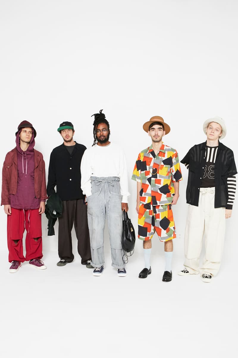 FILL THE BILL 2018年春夏ルックブック いなたさ漂う仕立てが男臭さを駆り立てる FILL THE BILL 2018年春夏コレクション ファッション偏差値の高い人々も唸るであろう、ヴィンテージウェアから着想を得た味のあるプロダクトが多数ラインアップ 今まで収集してきた(また、これからも集めていくであろう)アーカイブのヴィンテージウェアをシーズン毎にセレクトし、再度研究しながら現代の解釈で洋服作りをしていく〈FILL THE BILL(フィル ザ ビル)〉は、目の肥えた熟練スタイリストや編集者たちをも魅了し、ファッション偏差値の高い人々から高い評価を得ている。その金田淳一が手がけるドメスティックブランドより、2018年春夏コレクションのルックブックが到着。今季はイタリア軍の山岳部隊が着用していたミリタリーウェアをモチーフにオーバーサイズで設計したジャケット&パンツや、厚手の生地にフリンジを足したメキシカンパーカー、前身頃の刺繍が憎いレーヨンのL/S 開襟シャツ、その他どこか“いなたい”仕立てが男臭さを駆り立てるプロダクトが多数ラインアップしている。 テキスタイルや縫製、パターン等を徹底的に研究/追求する〈FILL THE BILL〉の味のある最新コレクションは、上のフォトギャラリーからご確認を。 『HYPEBEAST』がお届けする2018年春夏の最新ファッションニュース一覧は、こちらから。