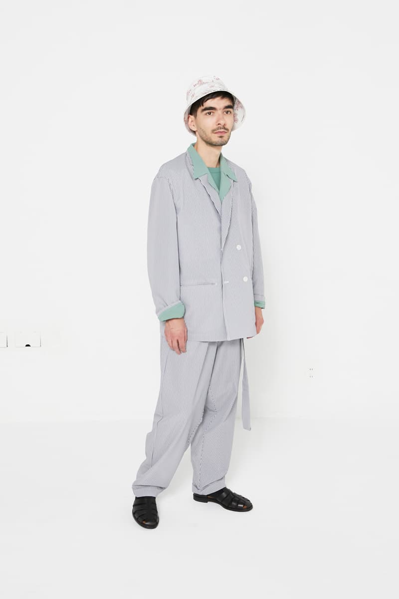 FILL THE BILL 2018年春夏ルックブック いなたさ漂う仕立てが男臭さを駆り立てる FILL THE BILL 2018年春夏コレクション ファッション偏差値の高い人々も唸るであろう、ヴィンテージウェアから着想を得た味のあるプロダクトが多数ラインアップ 今まで収集してきた(また、これからも集めていくであろう)アーカイブのヴィンテージウェアをシーズン毎にセレクトし、再度研究しながら現代の解釈で洋服作りをしていく〈FILL THE BILL(フィル ザ ビル)〉は、目の肥えた熟練スタイリストや編集者たちをも魅了し、ファッション偏差値の高い人々から高い評価を得ている。その金田淳一が手がけるドメスティックブランドより、2018年春夏コレクションのルックブックが到着。今季はイタリア軍の山岳部隊が着用していたミリタリーウェアをモチーフにオーバーサイズで設計したジャケット&パンツや、厚手の生地にフリンジを足したメキシカンパーカー、前身頃の刺繍が憎いレーヨンのL/S 開襟シャツ、その他どこか“いなたい”仕立てが男臭さを駆り立てるプロダクトが多数ラインアップしている。 テキスタイルや縫製、パターン等を徹底的に研究/追求する〈FILL THE BILL〉の味のある最新コレクションは、上のフォトギャラリーからご確認を。 『HYPEBEAST』がお届けする2018年春夏の最新ファッションニュース一覧は、こちらから。