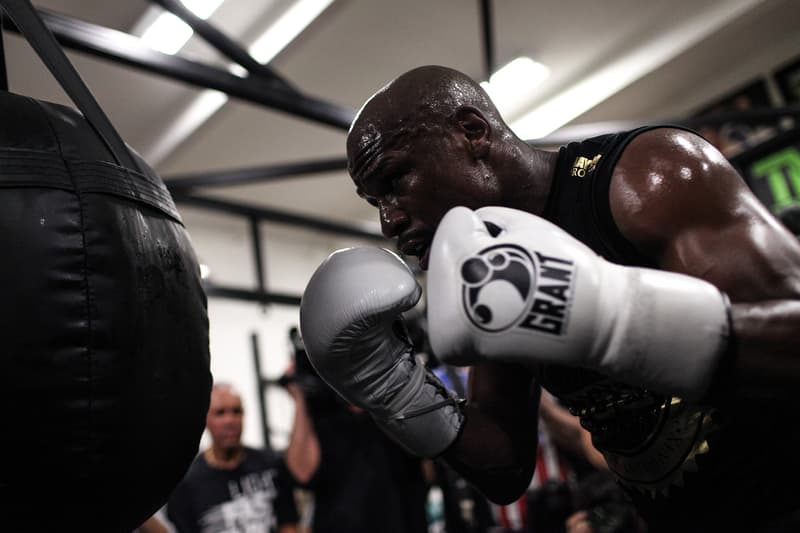 マクレガーを圧倒したメイウェザーの UFC 参戦の噂が現実に? 「2018年、フロイド・マニー・メイウェザーとMMA、何が起こるかな?」と、無敗の王者が期待せずにはいられないコメントを発表 昨年のスポーツイベントで最も注目を集めた試合は間違いなく、Floyd Mayweather(フロイド・メイウェザー)vs Conor McGregor(コナー・マクレガー)のボクシングマッチだった。血闘前のプレスツアーから異様な盛り上がりを見せ、結果はMoneyの圧勝だったものの、現UFC世界ライト級王者も不慣れなリングの上で格闘界屈指のエンターテイメント性を遺憾無く発揮してくれたように思える。 そのMayweatherは昨年末、Dana White(ダナ・ホワイト)からUFC参戦のアプローチを受けていることが報じられていた。この際、アメリカの複数メディアが「我々は、MayweatherとUFC参戦の契約について話を進めている。そして我々自身彼と組むことに興味があり、可能性としては彼がオクタゴン(UFCのリングの通称)上で再びMcGregorと対峙することだって考えられる」と、UFC側のコメントを紹介。だが、その後無敗の王者本人がUFCで闘わないことを公言し、本件は机上の空論と誰しもが思ったことだろう。 しかし、Mayweatherは自身のInstagramで、オクタゴンへ上がる映像と「2018, Floyd “Money” Mayweather, MMA, what are the odds?(2018年、フロイド・マニー・メイウェザーとMMA、何が起こるかな?)」と期待を煽るコメントを投稿。もし、本当に参戦する気がなければこのような投稿はしないはずなので、噂が現実味を帯びてきたと考えるのが自然なのではないだろうか。今後は嬉しいサプライズに期待を膨らませながら、MayweatherならびにMMA陣営の動向に注視していこう。 『HYPEBEAST』がお届けするその他のスポーツニュースは、こちらからどうぞ。