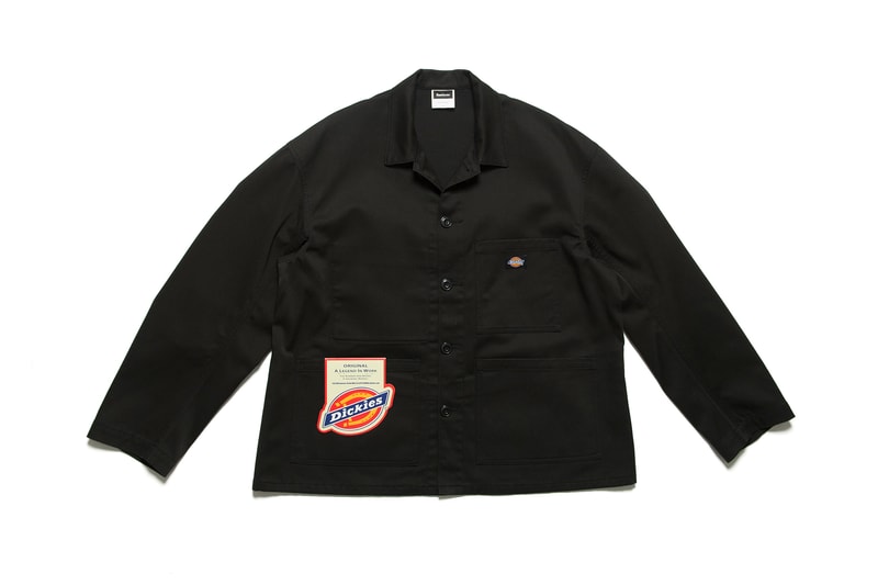 架空の運送会社 FreshService x Dickies のコラボカプセルが発売決定 オリジナルパターンにこだわった南貴之らしい洗練されたカバーオール＆ワークパンツが完成 クリエイティブ・ディレクターの南貴之が主宰する架空の運送会社をイメージしたモバイル型クリエイティブセレクトショップ『FreshService（フレッシュサービス）』が、ストリートで根強い人気を誇る〈Dickies（ディッキーズ）〉とコラボカプセルを制作した。アメリカを代表するワークウェアブランドの代名詞であるタフな生地と作りを踏襲した今回のチームアップでは、『FreshService』のオリジナルパターンを採用したカバーオールとワークパンツの2型を用意。前者にはストレートな身幅やすっきりした襟元など、ヨーロッパのワークウェアのエッセンスを取り入れる一方、後者は裾に向かって緩やかにテーパードしたワイドなシルエットが特徴で、セットアップで着用した際のバランス感も絶妙な仕上がりとなっている。  働き手のための衣服をイメージし、作業服としての機能性/実用性がある一種の道具的な佇まいを備えている『FreshService』ならではの逸品は、2月10日（土）より同ブランドの全国の取り扱い店舗および公式オンラインストアにて発売予定。価格はカバーオールが28,000円、ワークパンツが21,000円（どちらも税抜）となっているので、上のフォトギャラリーをチェックしながら購入を検討してみてはいかがだろうか。  また、〈Dickies〉と共にワークウェア界の雄として君臨する〈Carhartt WIP（カーハート WIP）〉がシグネチャーアイテムを現代的に再解釈した2018年春夏コレクションも併せてチェックしておこう。