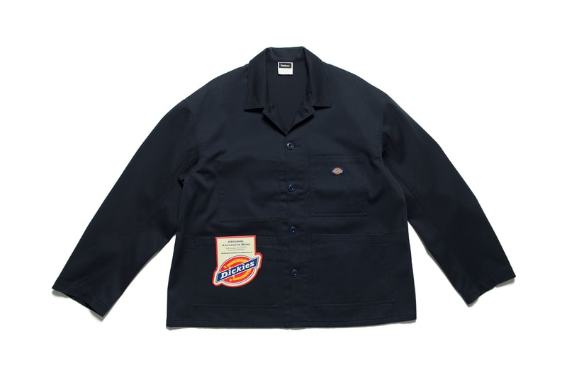 架空の運送会社 FreshService x Dickies のコラボカプセルが発売決定 オリジナルパターンにこだわった南貴之らしい洗練されたカバーオール＆ワークパンツが完成 クリエイティブ・ディレクターの南貴之が主宰する架空の運送会社をイメージしたモバイル型クリエイティブセレクトショップ『FreshService（フレッシュサービス）』が、ストリートで根強い人気を誇る〈Dickies（ディッキーズ）〉とコラボカプセルを制作した。アメリカを代表するワークウェアブランドの代名詞であるタフな生地と作りを踏襲した今回のチームアップでは、『FreshService』のオリジナルパターンを採用したカバーオールとワークパンツの2型を用意。前者にはストレートな身幅やすっきりした襟元など、ヨーロッパのワークウェアのエッセンスを取り入れる一方、後者は裾に向かって緩やかにテーパードしたワイドなシルエットが特徴で、セットアップで着用した際のバランス感も絶妙な仕上がりとなっている。  働き手のための衣服をイメージし、作業服としての機能性/実用性がある一種の道具的な佇まいを備えている『FreshService』ならではの逸品は、2月10日（土）より同ブランドの全国の取り扱い店舗および公式オンラインストアにて発売予定。価格はカバーオールが28,000円、ワークパンツが21,000円（どちらも税抜）となっているので、上のフォトギャラリーをチェックしながら購入を検討してみてはいかがだろうか。  また、〈Dickies〉と共にワークウェア界の雄として君臨する〈Carhartt WIP（カーハート WIP）〉がシグネチャーアイテムを現代的に再解釈した2018年春夏コレクションも併せてチェックしておこう。
