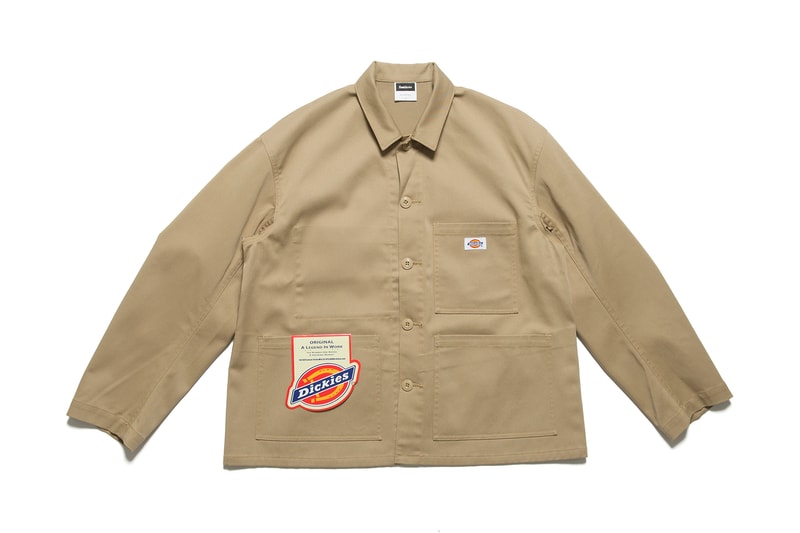 架空の運送会社 FreshService x Dickies のコラボカプセルが発売決定 オリジナルパターンにこだわった南貴之らしい洗練されたカバーオール＆ワークパンツが完成 クリエイティブ・ディレクターの南貴之が主宰する架空の運送会社をイメージしたモバイル型クリエイティブセレクトショップ『FreshService（フレッシュサービス）』が、ストリートで根強い人気を誇る〈Dickies（ディッキーズ）〉とコラボカプセルを制作した。アメリカを代表するワークウェアブランドの代名詞であるタフな生地と作りを踏襲した今回のチームアップでは、『FreshService』のオリジナルパターンを採用したカバーオールとワークパンツの2型を用意。前者にはストレートな身幅やすっきりした襟元など、ヨーロッパのワークウェアのエッセンスを取り入れる一方、後者は裾に向かって緩やかにテーパードしたワイドなシルエットが特徴で、セットアップで着用した際のバランス感も絶妙な仕上がりとなっている。  働き手のための衣服をイメージし、作業服としての機能性/実用性がある一種の道具的な佇まいを備えている『FreshService』ならではの逸品は、2月10日（土）より同ブランドの全国の取り扱い店舗および公式オンラインストアにて発売予定。価格はカバーオールが28,000円、ワークパンツが21,000円（どちらも税抜）となっているので、上のフォトギャラリーをチェックしながら購入を検討してみてはいかがだろうか。  また、〈Dickies〉と共にワークウェア界の雄として君臨する〈Carhartt WIP（カーハート WIP）〉がシグネチャーアイテムを現代的に再解釈した2018年春夏コレクションも併せてチェックしておこう。