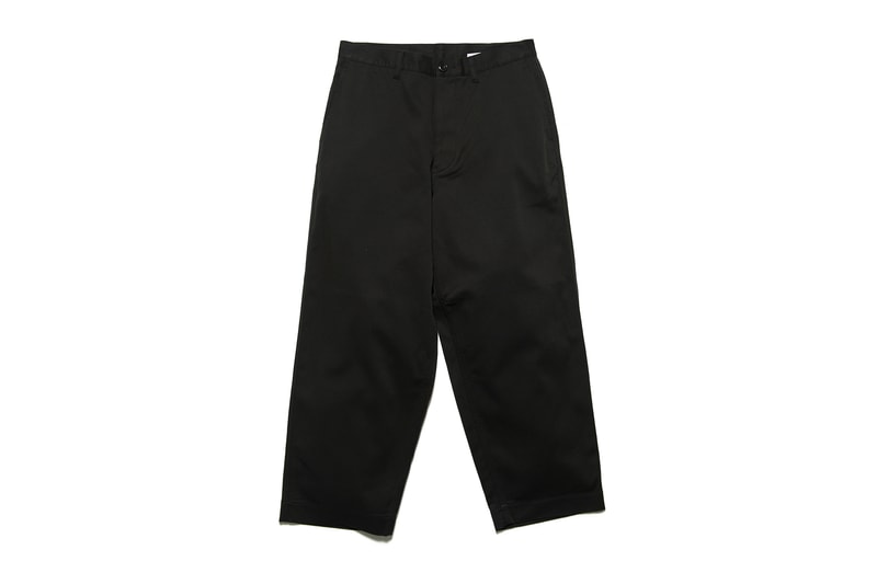 架空の運送会社 FreshService x Dickies のコラボカプセルが発売決定 オリジナルパターンにこだわった南貴之らしい洗練されたカバーオール＆ワークパンツが完成 クリエイティブ・ディレクターの南貴之が主宰する架空の運送会社をイメージしたモバイル型クリエイティブセレクトショップ『FreshService（フレッシュサービス）』が、ストリートで根強い人気を誇る〈Dickies（ディッキーズ）〉とコラボカプセルを制作した。アメリカを代表するワークウェアブランドの代名詞であるタフな生地と作りを踏襲した今回のチームアップでは、『FreshService』のオリジナルパターンを採用したカバーオールとワークパンツの2型を用意。前者にはストレートな身幅やすっきりした襟元など、ヨーロッパのワークウェアのエッセンスを取り入れる一方、後者は裾に向かって緩やかにテーパードしたワイドなシルエットが特徴で、セットアップで着用した際のバランス感も絶妙な仕上がりとなっている。  働き手のための衣服をイメージし、作業服としての機能性/実用性がある一種の道具的な佇まいを備えている『FreshService』ならではの逸品は、2月10日（土）より同ブランドの全国の取り扱い店舗および公式オンラインストアにて発売予定。価格はカバーオールが28,000円、ワークパンツが21,000円（どちらも税抜）となっているので、上のフォトギャラリーをチェックしながら購入を検討してみてはいかがだろうか。  また、〈Dickies〉と共にワークウェア界の雄として君臨する〈Carhartt WIP（カーハート WIP）〉がシグネチャーアイテムを現代的に再解釈した2018年春夏コレクションも併せてチェックしておこう。