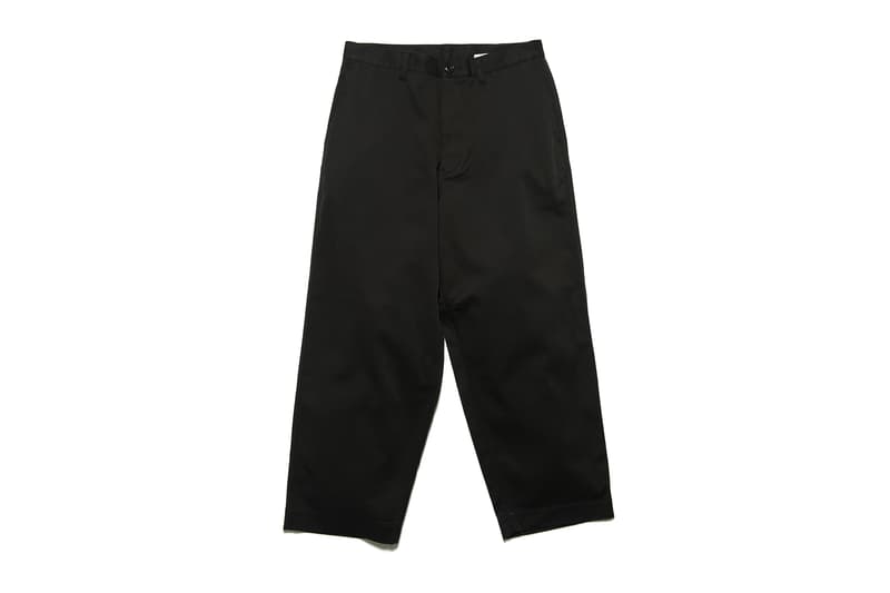 架空の運送会社 FreshService x Dickies のコラボカプセルが発売決定 オリジナルパターンにこだわった南貴之らしい洗練されたカバーオール&ワークパンツが完成 クリエイティブ・ディレクターの南貴之が主宰する架空の運送会社をイメージしたモバイル型クリエイティブセレクトショップ『FreshService(フレッシュサービス)』が、ストリートで根強い人気を誇る〈Dickies(ディッキーズ)〉とコラボカプセルを制作した。アメリカを代表するワークウェアブランドの代名詞であるタフな生地と作りを踏襲した今回のチームアップでは、『FreshService』のオリジナルパターンを採用したカバーオールとワークパンツの2型を用意。前者にはストレートな身幅やすっきりした襟元など、ヨーロッパのワークウェアのエッセンスを取り入れる一方、後者は裾に向かって緩やかにテーパードしたワイドなシルエットが特徴で、セットアップで着用した際のバランス感も絶妙な仕上がりとなっている。 働き手のための衣服をイメージし、作業服としての機能性/実用性がある一種の道具的な佇まいを備えている『FreshService』ならではの逸品は、2月10日(土)より同ブランドの全国の取り扱い店舗および公式オンラインストアにて発売予定。価格はカバーオールが28,000円、ワークパンツが21,000円(どちらも税抜)となっているので、上のフォトギャラリーをチェックしながら購入を検討してみてはいかがだろうか。 また、〈Dickies〉と共にワークウェア界の雄として君臨する〈Carhartt WIP(カーハート WIP)〉がシグネチャーアイテムを現代的に再解釈した2018年春夏コレクションも併せてチェックしておこう。