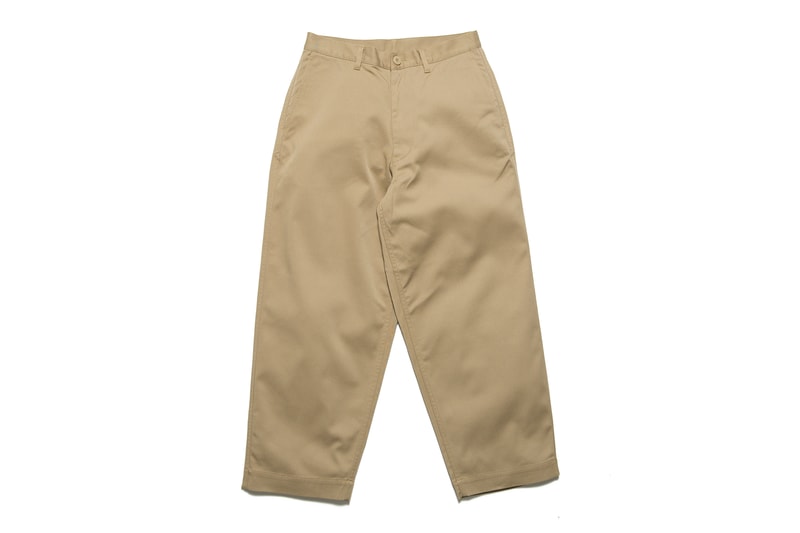 架空の運送会社 FreshService x Dickies のコラボカプセルが発売決定 オリジナルパターンにこだわった南貴之らしい洗練されたカバーオール＆ワークパンツが完成 クリエイティブ・ディレクターの南貴之が主宰する架空の運送会社をイメージしたモバイル型クリエイティブセレクトショップ『FreshService（フレッシュサービス）』が、ストリートで根強い人気を誇る〈Dickies（ディッキーズ）〉とコラボカプセルを制作した。アメリカを代表するワークウェアブランドの代名詞であるタフな生地と作りを踏襲した今回のチームアップでは、『FreshService』のオリジナルパターンを採用したカバーオールとワークパンツの2型を用意。前者にはストレートな身幅やすっきりした襟元など、ヨーロッパのワークウェアのエッセンスを取り入れる一方、後者は裾に向かって緩やかにテーパードしたワイドなシルエットが特徴で、セットアップで着用した際のバランス感も絶妙な仕上がりとなっている。  働き手のための衣服をイメージし、作業服としての機能性/実用性がある一種の道具的な佇まいを備えている『FreshService』ならではの逸品は、2月10日（土）より同ブランドの全国の取り扱い店舗および公式オンラインストアにて発売予定。価格はカバーオールが28,000円、ワークパンツが21,000円（どちらも税抜）となっているので、上のフォトギャラリーをチェックしながら購入を検討してみてはいかがだろうか。  また、〈Dickies〉と共にワークウェア界の雄として君臨する〈Carhartt WIP（カーハート WIP）〉がシグネチャーアイテムを現代的に再解釈した2018年春夏コレクションも併せてチェックしておこう。