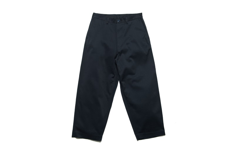 架空の運送会社 FreshService x Dickies のコラボカプセルが発売決定 オリジナルパターンにこだわった南貴之らしい洗練されたカバーオール＆ワークパンツが完成 クリエイティブ・ディレクターの南貴之が主宰する架空の運送会社をイメージしたモバイル型クリエイティブセレクトショップ『FreshService（フレッシュサービス）』が、ストリートで根強い人気を誇る〈Dickies（ディッキーズ）〉とコラボカプセルを制作した。アメリカを代表するワークウェアブランドの代名詞であるタフな生地と作りを踏襲した今回のチームアップでは、『FreshService』のオリジナルパターンを採用したカバーオールとワークパンツの2型を用意。前者にはストレートな身幅やすっきりした襟元など、ヨーロッパのワークウェアのエッセンスを取り入れる一方、後者は裾に向かって緩やかにテーパードしたワイドなシルエットが特徴で、セットアップで着用した際のバランス感も絶妙な仕上がりとなっている。  働き手のための衣服をイメージし、作業服としての機能性/実用性がある一種の道具的な佇まいを備えている『FreshService』ならではの逸品は、2月10日（土）より同ブランドの全国の取り扱い店舗および公式オンラインストアにて発売予定。価格はカバーオールが28,000円、ワークパンツが21,000円（どちらも税抜）となっているので、上のフォトギャラリーをチェックしながら購入を検討してみてはいかがだろうか。  また、〈Dickies〉と共にワークウェア界の雄として君臨する〈Carhartt WIP（カーハート WIP）〉がシグネチャーアイテムを現代的に再解釈した2018年春夏コレクションも併せてチェックしておこう。