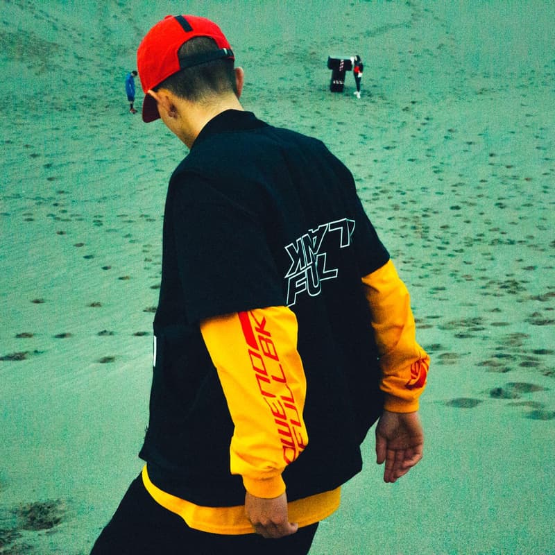 FULL-BK より“RAVE & SPORTS”をテーマに掲げた2018年春夏コレクションが登場 様々なシーンにおいて横断的な活動をみせるDJ DARUMA（DJダルマ）が手がけるファッションブランドの〈FULL-BK（フルビーケー）〉より、2018年春夏コレクションが登場。そのアイテムの数々をフォーカスした最新ルックブックが到着。  今季同ブランドがシーズンテーマに掲げたのは“RAVE & SPORTS”。1990年代初頭から200年代にかけて巻き起こったレイブカルチャーのエッセンスを〈FULL-BK〉が現代のストリート仕様に再解釈。グラフィックや色使いでブランドらしい音楽カルチャーを感じさせるデザインに仕上げ、デニムのセットアップやスウェットセットアップなどトレンドアイテムも多数ラインアップししている。また今季はメインラインのアイテムのみならず日本を代表するファションブランドのひとつ〈UNDERCOVER（アンダーカバー）〉とのコラボレーションウエストバッグや、SKOLOCT（スコロクト）とのコラボアイテムなども登場。まずはその最新ビジュアルを上から確認してみよう。  その他『HYPEBEAST』がご紹介するファッション関連ニュースはこちらから。