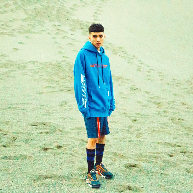 FULL-BK より“RAVE & SPORTS”をテーマに掲げた2018年春夏コレクションが登場 様々なシーンにおいて横断的な活動をみせるDJ DARUMA（DJダルマ）が手がけるファッションブランドの〈FULL-BK（フルビーケー）〉より、2018年春夏コレクションが登場。そのアイテムの数々をフォーカスした最新ルックブックが到着。  今季同ブランドがシーズンテーマに掲げたのは“RAVE & SPORTS”。1990年代初頭から200年代にかけて巻き起こったレイブカルチャーのエッセンスを〈FULL-BK〉が現代のストリート仕様に再解釈。グラフィックや色使いでブランドらしい音楽カルチャーを感じさせるデザインに仕上げ、デニムのセットアップやスウェットセットアップなどトレンドアイテムも多数ラインアップししている。また今季はメインラインのアイテムのみならず日本を代表するファションブランドのひとつ〈UNDERCOVER（アンダーカバー）〉とのコラボレーションウエストバッグや、SKOLOCT（スコロクト）とのコラボアイテムなども登場。まずはその最新ビジュアルを上から確認してみよう。  その他『HYPEBEAST』がご紹介するファッション関連ニュースはこちらから。