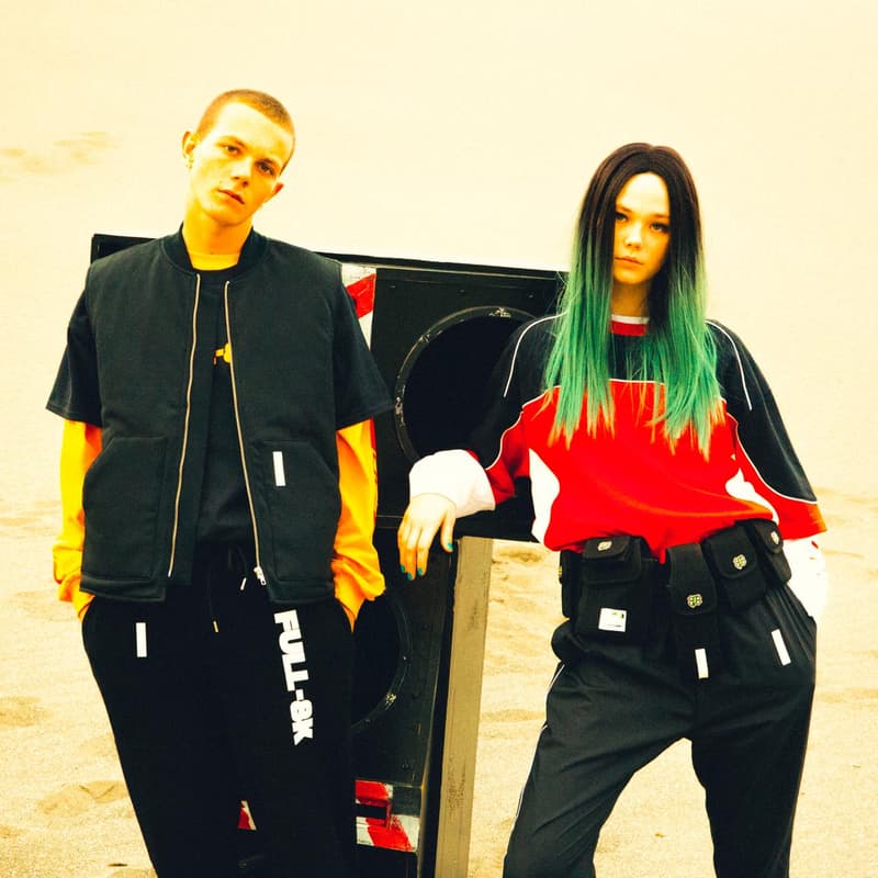 FULL-BK より“RAVE & SPORTS”をテーマに掲げた2018年春夏コレクションが登場 様々なシーンにおいて横断的な活動をみせるDJ DARUMA（DJダルマ）が手がけるファッションブランドの〈FULL-BK（フルビーケー）〉より、2018年春夏コレクションが登場。そのアイテムの数々をフォーカスした最新ルックブックが到着。  今季同ブランドがシーズンテーマに掲げたのは“RAVE & SPORTS”。1990年代初頭から200年代にかけて巻き起こったレイブカルチャーのエッセンスを〈FULL-BK〉が現代のストリート仕様に再解釈。グラフィックや色使いでブランドらしい音楽カルチャーを感じさせるデザインに仕上げ、デニムのセットアップやスウェットセットアップなどトレンドアイテムも多数ラインアップししている。また今季はメインラインのアイテムのみならず日本を代表するファションブランドのひとつ〈UNDERCOVER（アンダーカバー）〉とのコラボレーションウエストバッグや、SKOLOCT（スコロクト）とのコラボアイテムなども登場。まずはその最新ビジュアルを上から確認してみよう。  その他『HYPEBEAST』がご紹介するファッション関連ニュースはこちらから。