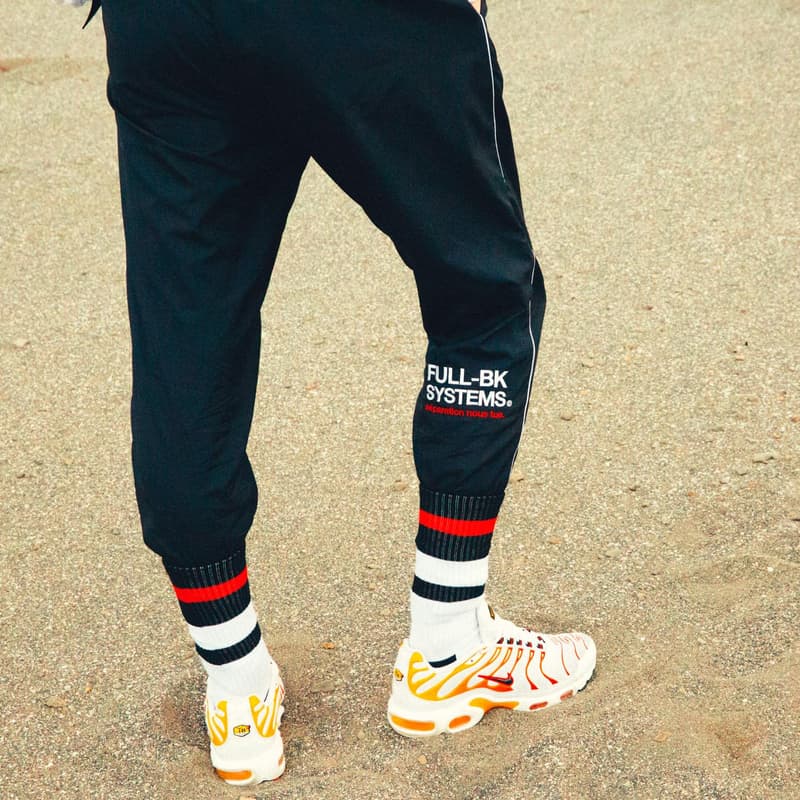 FULL-BK より“RAVE & SPORTS”をテーマに掲げた2018年春夏コレクションが登場 様々なシーンにおいて横断的な活動をみせるDJ DARUMA（DJダルマ）が手がけるファッションブランドの〈FULL-BK（フルビーケー）〉より、2018年春夏コレクションが登場。そのアイテムの数々をフォーカスした最新ルックブックが到着。  今季同ブランドがシーズンテーマに掲げたのは“RAVE & SPORTS”。1990年代初頭から200年代にかけて巻き起こったレイブカルチャーのエッセンスを〈FULL-BK〉が現代のストリート仕様に再解釈。グラフィックや色使いでブランドらしい音楽カルチャーを感じさせるデザインに仕上げ、デニムのセットアップやスウェットセットアップなどトレンドアイテムも多数ラインアップししている。また今季はメインラインのアイテムのみならず日本を代表するファションブランドのひとつ〈UNDERCOVER（アンダーカバー）〉とのコラボレーションウエストバッグや、SKOLOCT（スコロクト）とのコラボアイテムなども登場。まずはその最新ビジュアルを上から確認してみよう。  その他『HYPEBEAST』がご紹介するファッション関連ニュースはこちらから。