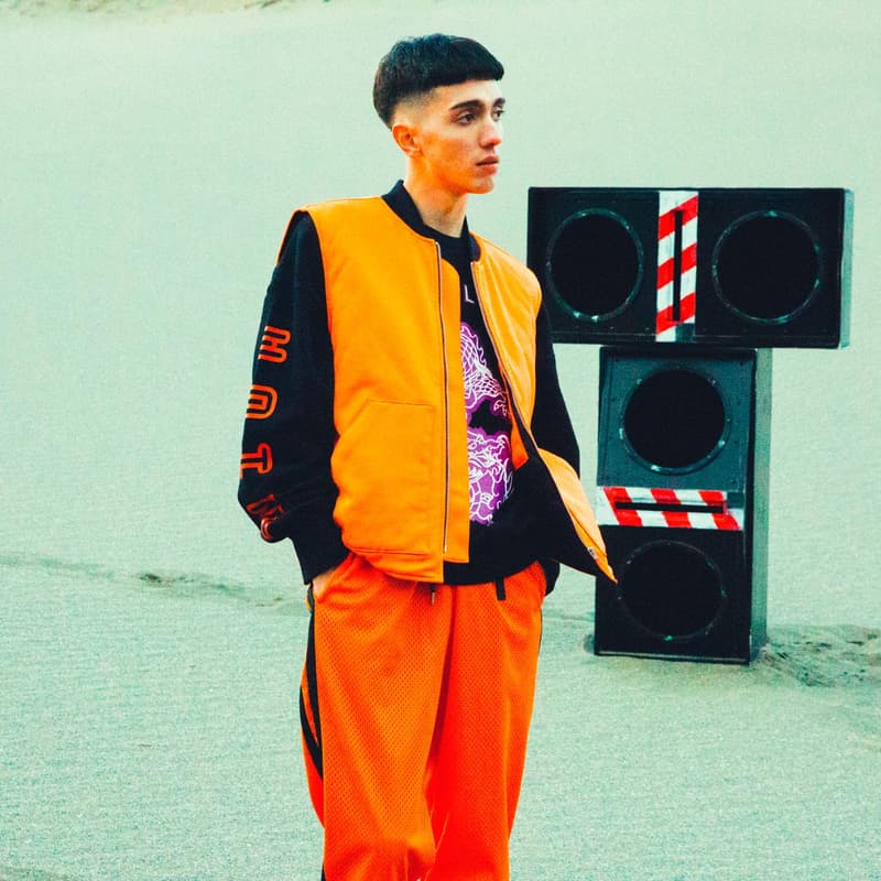 FULL-BK より“RAVE & SPORTS”をテーマに掲げた2018年春夏コレクションが登場 様々なシーンにおいて横断的な活動をみせるDJ DARUMA（DJダルマ）が手がけるファッションブランドの〈FULL-BK（フルビーケー）〉より、2018年春夏コレクションが登場。そのアイテムの数々をフォーカスした最新ルックブックが到着。  今季同ブランドがシーズンテーマに掲げたのは“RAVE & SPORTS”。1990年代初頭から200年代にかけて巻き起こったレイブカルチャーのエッセンスを〈FULL-BK〉が現代のストリート仕様に再解釈。グラフィックや色使いでブランドらしい音楽カルチャーを感じさせるデザインに仕上げ、デニムのセットアップやスウェットセットアップなどトレンドアイテムも多数ラインアップししている。また今季はメインラインのアイテムのみならず日本を代表するファションブランドのひとつ〈UNDERCOVER（アンダーカバー）〉とのコラボレーションウエストバッグや、SKOLOCT（スコロクト）とのコラボアイテムなども登場。まずはその最新ビジュアルを上から確認してみよう。  その他『HYPEBEAST』がご紹介するファッション関連ニュースはこちらから。