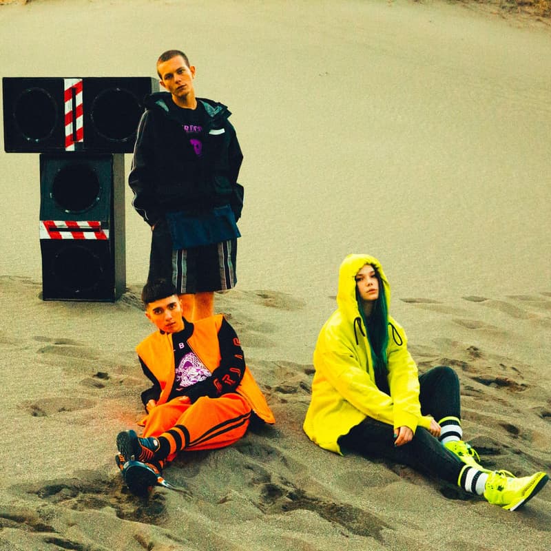 FULL-BK より“RAVE & SPORTS”をテーマに掲げた2018年春夏コレクションが登場 様々なシーンにおいて横断的な活動をみせるDJ DARUMA（DJダルマ）が手がけるファッションブランドの〈FULL-BK（フルビーケー）〉より、2018年春夏コレクションが登場。そのアイテムの数々をフォーカスした最新ルックブックが到着。  今季同ブランドがシーズンテーマに掲げたのは“RAVE & SPORTS”。1990年代初頭から200年代にかけて巻き起こったレイブカルチャーのエッセンスを〈FULL-BK〉が現代のストリート仕様に再解釈。グラフィックや色使いでブランドらしい音楽カルチャーを感じさせるデザインに仕上げ、デニムのセットアップやスウェットセットアップなどトレンドアイテムも多数ラインアップししている。また今季はメインラインのアイテムのみならず日本を代表するファションブランドのひとつ〈UNDERCOVER（アンダーカバー）〉とのコラボレーションウエストバッグや、SKOLOCT（スコロクト）とのコラボアイテムなども登場。まずはその最新ビジュアルを上から確認してみよう。  その他『HYPEBEAST』がご紹介するファッション関連ニュースはこちらから。