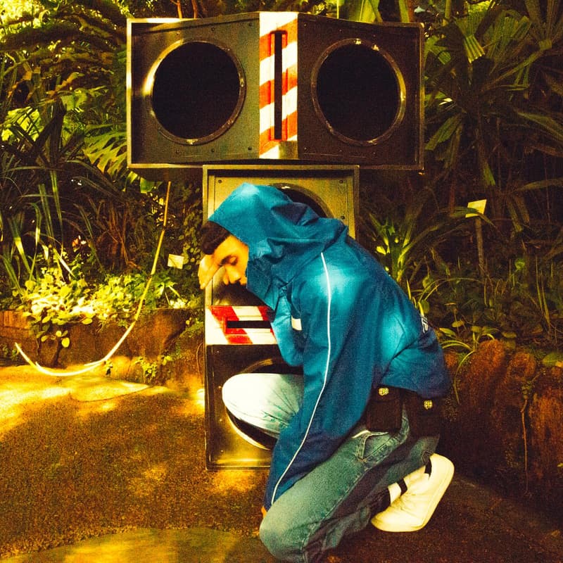 FULL-BK より“RAVE & SPORTS”をテーマに掲げた2018年春夏コレクションが登場 様々なシーンにおいて横断的な活動をみせるDJ DARUMA（DJダルマ）が手がけるファッションブランドの〈FULL-BK（フルビーケー）〉より、2018年春夏コレクションが登場。そのアイテムの数々をフォーカスした最新ルックブックが到着。  今季同ブランドがシーズンテーマに掲げたのは“RAVE & SPORTS”。1990年代初頭から200年代にかけて巻き起こったレイブカルチャーのエッセンスを〈FULL-BK〉が現代のストリート仕様に再解釈。グラフィックや色使いでブランドらしい音楽カルチャーを感じさせるデザインに仕上げ、デニムのセットアップやスウェットセットアップなどトレンドアイテムも多数ラインアップししている。また今季はメインラインのアイテムのみならず日本を代表するファションブランドのひとつ〈UNDERCOVER（アンダーカバー）〉とのコラボレーションウエストバッグや、SKOLOCT（スコロクト）とのコラボアイテムなども登場。まずはその最新ビジュアルを上から確認してみよう。  その他『HYPEBEAST』がご紹介するファッション関連ニュースはこちらから。