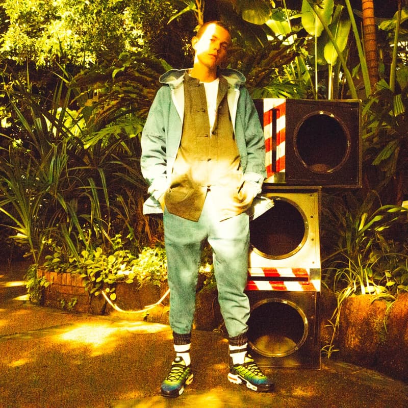 FULL-BK より“RAVE & SPORTS”をテーマに掲げた2018年春夏コレクションが登場 様々なシーンにおいて横断的な活動をみせるDJ DARUMA（DJダルマ）が手がけるファッションブランドの〈FULL-BK（フルビーケー）〉より、2018年春夏コレクションが登場。そのアイテムの数々をフォーカスした最新ルックブックが到着。  今季同ブランドがシーズンテーマに掲げたのは“RAVE & SPORTS”。1990年代初頭から200年代にかけて巻き起こったレイブカルチャーのエッセンスを〈FULL-BK〉が現代のストリート仕様に再解釈。グラフィックや色使いでブランドらしい音楽カルチャーを感じさせるデザインに仕上げ、デニムのセットアップやスウェットセットアップなどトレンドアイテムも多数ラインアップししている。また今季はメインラインのアイテムのみならず日本を代表するファションブランドのひとつ〈UNDERCOVER（アンダーカバー）〉とのコラボレーションウエストバッグや、SKOLOCT（スコロクト）とのコラボアイテムなども登場。まずはその最新ビジュアルを上から確認してみよう。  その他『HYPEBEAST』がご紹介するファッション関連ニュースはこちらから。