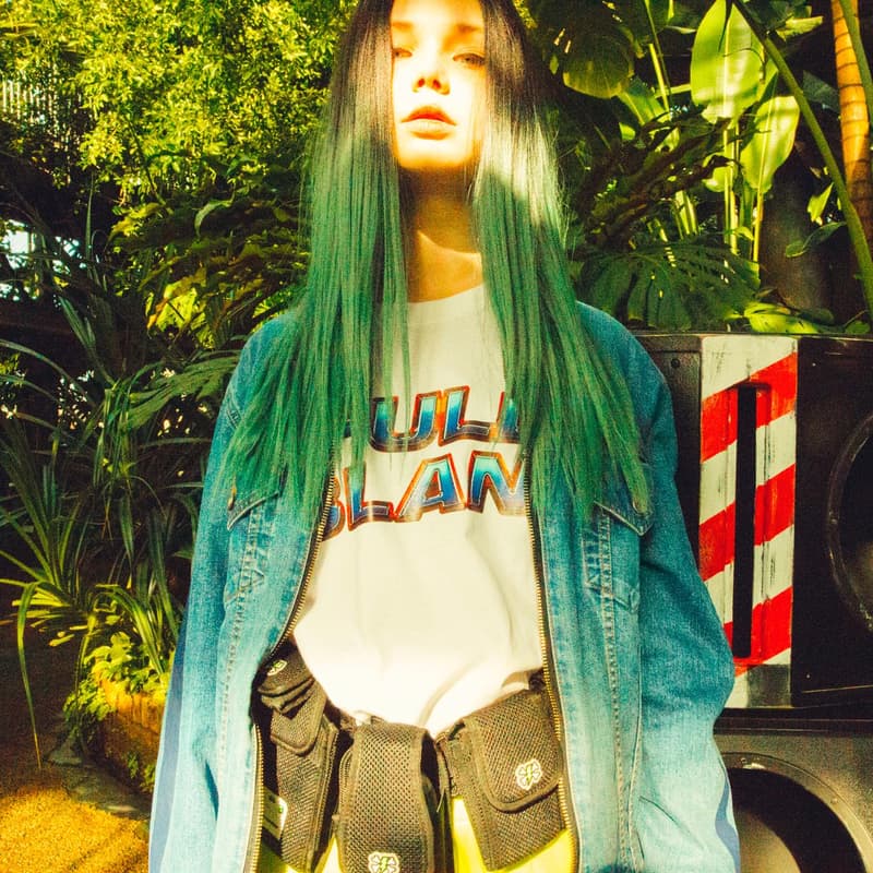 FULL-BK より“RAVE & SPORTS”をテーマに掲げた2018年春夏コレクションが登場 様々なシーンにおいて横断的な活動をみせるDJ DARUMA（DJダルマ）が手がけるファッションブランドの〈FULL-BK（フルビーケー）〉より、2018年春夏コレクションが登場。そのアイテムの数々をフォーカスした最新ルックブックが到着。  今季同ブランドがシーズンテーマに掲げたのは“RAVE & SPORTS”。1990年代初頭から200年代にかけて巻き起こったレイブカルチャーのエッセンスを〈FULL-BK〉が現代のストリート仕様に再解釈。グラフィックや色使いでブランドらしい音楽カルチャーを感じさせるデザインに仕上げ、デニムのセットアップやスウェットセットアップなどトレンドアイテムも多数ラインアップししている。また今季はメインラインのアイテムのみならず日本を代表するファションブランドのひとつ〈UNDERCOVER（アンダーカバー）〉とのコラボレーションウエストバッグや、SKOLOCT（スコロクト）とのコラボアイテムなども登場。まずはその最新ビジュアルを上から確認してみよう。  その他『HYPEBEAST』がご紹介するファッション関連ニュースはこちらから。