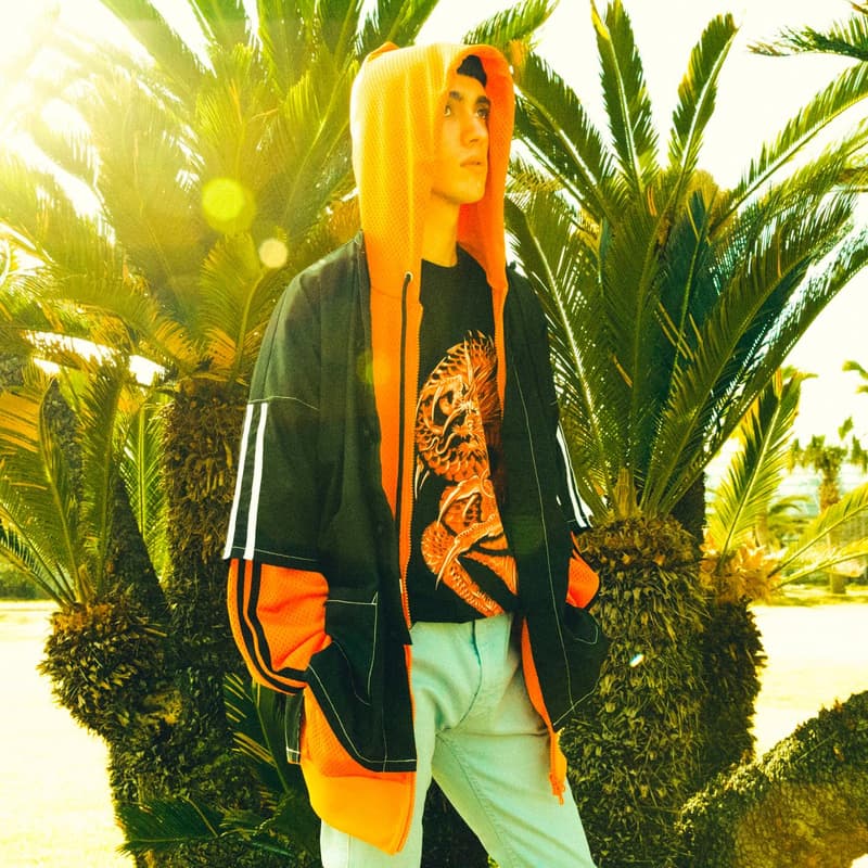 FULL-BK より“RAVE & SPORTS”をテーマに掲げた2018年春夏コレクションが登場 様々なシーンにおいて横断的な活動をみせるDJ DARUMA（DJダルマ）が手がけるファッションブランドの〈FULL-BK（フルビーケー）〉より、2018年春夏コレクションが登場。そのアイテムの数々をフォーカスした最新ルックブックが到着。  今季同ブランドがシーズンテーマに掲げたのは“RAVE & SPORTS”。1990年代初頭から200年代にかけて巻き起こったレイブカルチャーのエッセンスを〈FULL-BK〉が現代のストリート仕様に再解釈。グラフィックや色使いでブランドらしい音楽カルチャーを感じさせるデザインに仕上げ、デニムのセットアップやスウェットセットアップなどトレンドアイテムも多数ラインアップししている。また今季はメインラインのアイテムのみならず日本を代表するファションブランドのひとつ〈UNDERCOVER（アンダーカバー）〉とのコラボレーションウエストバッグや、SKOLOCT（スコロクト）とのコラボアイテムなども登場。まずはその最新ビジュアルを上から確認してみよう。  その他『HYPEBEAST』がご紹介するファッション関連ニュースはこちらから。