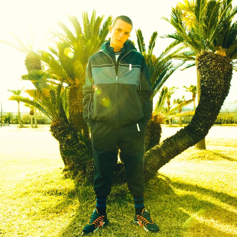 FULL-BK より“RAVE & SPORTS”をテーマに掲げた2018年春夏コレクションが登場 様々なシーンにおいて横断的な活動をみせるDJ DARUMA（DJダルマ）が手がけるファッションブランドの〈FULL-BK（フルビーケー）〉より、2018年春夏コレクションが登場。そのアイテムの数々をフォーカスした最新ルックブックが到着。  今季同ブランドがシーズンテーマに掲げたのは“RAVE & SPORTS”。1990年代初頭から200年代にかけて巻き起こったレイブカルチャーのエッセンスを〈FULL-BK〉が現代のストリート仕様に再解釈。グラフィックや色使いでブランドらしい音楽カルチャーを感じさせるデザインに仕上げ、デニムのセットアップやスウェットセットアップなどトレンドアイテムも多数ラインアップししている。また今季はメインラインのアイテムのみならず日本を代表するファションブランドのひとつ〈UNDERCOVER（アンダーカバー）〉とのコラボレーションウエストバッグや、SKOLOCT（スコロクト）とのコラボアイテムなども登場。まずはその最新ビジュアルを上から確認してみよう。  その他『HYPEBEAST』がご紹介するファッション関連ニュースはこちらから。