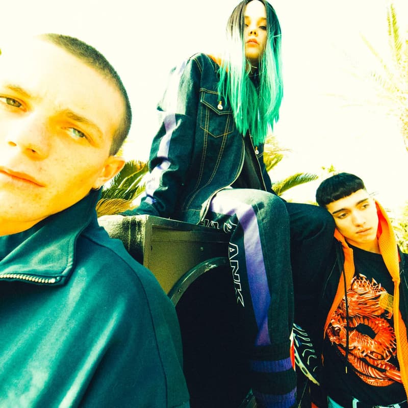 FULL-BK より“RAVE & SPORTS”をテーマに掲げた2018年春夏コレクションが登場 様々なシーンにおいて横断的な活動をみせるDJ DARUMA（DJダルマ）が手がけるファッションブランドの〈FULL-BK（フルビーケー）〉より、2018年春夏コレクションが登場。そのアイテムの数々をフォーカスした最新ルックブックが到着。  今季同ブランドがシーズンテーマに掲げたのは“RAVE & SPORTS”。1990年代初頭から200年代にかけて巻き起こったレイブカルチャーのエッセンスを〈FULL-BK〉が現代のストリート仕様に再解釈。グラフィックや色使いでブランドらしい音楽カルチャーを感じさせるデザインに仕上げ、デニムのセットアップやスウェットセットアップなどトレンドアイテムも多数ラインアップししている。また今季はメインラインのアイテムのみならず日本を代表するファションブランドのひとつ〈UNDERCOVER（アンダーカバー）〉とのコラボレーションウエストバッグや、SKOLOCT（スコロクト）とのコラボアイテムなども登場。まずはその最新ビジュアルを上から確認してみよう。  その他『HYPEBEAST』がご紹介するファッション関連ニュースはこちらから。