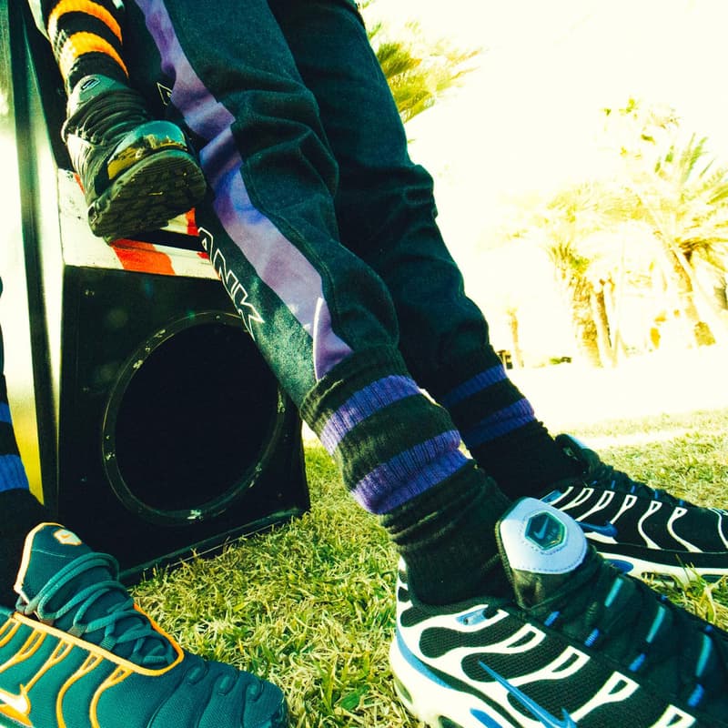 FULL-BK より“RAVE & SPORTS”をテーマに掲げた2018年春夏コレクションが登場 様々なシーンにおいて横断的な活動をみせるDJ DARUMA（DJダルマ）が手がけるファッションブランドの〈FULL-BK（フルビーケー）〉より、2018年春夏コレクションが登場。そのアイテムの数々をフォーカスした最新ルックブックが到着。  今季同ブランドがシーズンテーマに掲げたのは“RAVE & SPORTS”。1990年代初頭から200年代にかけて巻き起こったレイブカルチャーのエッセンスを〈FULL-BK〉が現代のストリート仕様に再解釈。グラフィックや色使いでブランドらしい音楽カルチャーを感じさせるデザインに仕上げ、デニムのセットアップやスウェットセットアップなどトレンドアイテムも多数ラインアップししている。また今季はメインラインのアイテムのみならず日本を代表するファションブランドのひとつ〈UNDERCOVER（アンダーカバー）〉とのコラボレーションウエストバッグや、SKOLOCT（スコロクト）とのコラボアイテムなども登場。まずはその最新ビジュアルを上から確認してみよう。  その他『HYPEBEAST』がご紹介するファッション関連ニュースはこちらから。