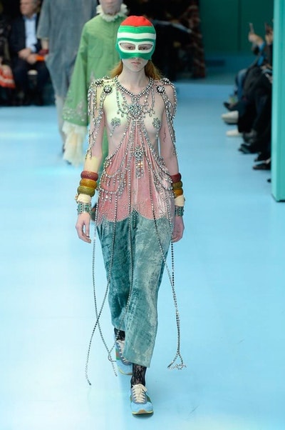 アレッサンドロ・ミケーレの新たな可能性を感じさせた Gucci 2018年秋冬コレクション リアルな生首マネキンやすやすや眠るドラゴンが登場した摩訶不思議なランウェイをチェック 時限爆弾風 カウントダウンタイマー インビテーション 招待状 Gucci グッチ サイボーグ クリエイティブ・ディレクター Alessandro Michele アレッサンドロ・ミケーレ 動物モチーフ シンボリック 少女漫画 オーセンティックスタイル マネキン 眠るドラゴン カメレオン マスキュリン チャイナドレス アオザイ ベルベッ スパンコール ラメ ウィメンズ HYPEBEAST ハイプビースト