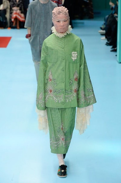 アレッサンドロ・ミケーレの新たな可能性を感じさせた Gucci 2018年秋冬コレクション リアルな生首マネキンやすやすや眠るドラゴンが登場した摩訶不思議なランウェイをチェック 時限爆弾風 カウントダウンタイマー インビテーション 招待状 Gucci グッチ サイボーグ クリエイティブ・ディレクター Alessandro Michele アレッサンドロ・ミケーレ 動物モチーフ シンボリック 少女漫画 オーセンティックスタイル マネキン 眠るドラゴン カメレオン マスキュリン チャイナドレス アオザイ ベルベッ スパンコール ラメ ウィメンズ HYPEBEAST ハイプビースト