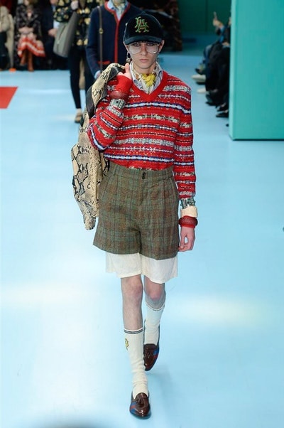 アレッサンドロ・ミケーレの新たな可能性を感じさせた Gucci 2018年秋冬コレクション リアルな生首マネキンやすやすや眠るドラゴンが登場した摩訶不思議なランウェイをチェック 時限爆弾風 カウントダウンタイマー インビテーション 招待状 Gucci グッチ サイボーグ クリエイティブ・ディレクター Alessandro Michele アレッサンドロ・ミケーレ 動物モチーフ シンボリック 少女漫画 オーセンティックスタイル マネキン 眠るドラゴン カメレオン マスキュリン チャイナドレス アオザイ ベルベッ スパンコール ラメ ウィメンズ HYPEBEAST ハイプビースト