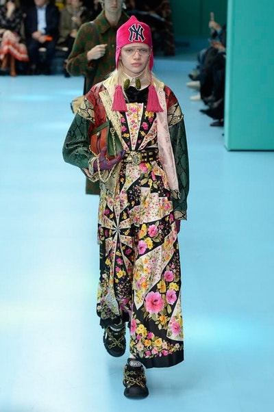 アレッサンドロ・ミケーレの新たな可能性を感じさせた Gucci 2018年秋冬コレクション リアルな生首マネキンやすやすや眠るドラゴンが登場した摩訶不思議なランウェイをチェック 時限爆弾風 カウントダウンタイマー インビテーション 招待状 Gucci グッチ サイボーグ クリエイティブ・ディレクター Alessandro Michele アレッサンドロ・ミケーレ 動物モチーフ シンボリック 少女漫画 オーセンティックスタイル マネキン 眠るドラゴン カメレオン マスキュリン チャイナドレス アオザイ ベルベッ スパンコール ラメ ウィメンズ HYPEBEAST ハイプビースト