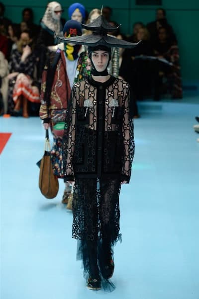 アレッサンドロ・ミケーレの新たな可能性を感じさせた Gucci 2018年秋冬コレクション リアルな生首マネキンやすやすや眠るドラゴンが登場した摩訶不思議なランウェイをチェック 時限爆弾風 カウントダウンタイマー インビテーション 招待状 Gucci グッチ サイボーグ クリエイティブ・ディレクター Alessandro Michele アレッサンドロ・ミケーレ 動物モチーフ シンボリック 少女漫画 オーセンティックスタイル マネキン 眠るドラゴン カメレオン マスキュリン チャイナドレス アオザイ ベルベッ スパンコール ラメ ウィメンズ HYPEBEAST ハイプビースト