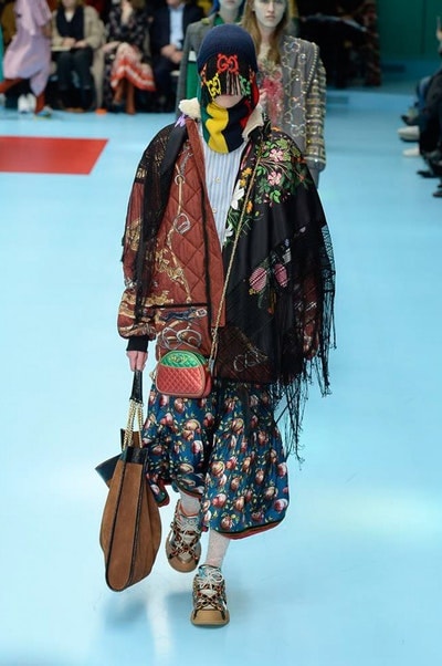 アレッサンドロ・ミケーレの新たな可能性を感じさせた Gucci 2018年秋冬コレクション リアルな生首マネキンやすやすや眠るドラゴンが登場した摩訶不思議なランウェイをチェック 時限爆弾風 カウントダウンタイマー インビテーション 招待状 Gucci グッチ サイボーグ クリエイティブ・ディレクター Alessandro Michele アレッサンドロ・ミケーレ 動物モチーフ シンボリック 少女漫画 オーセンティックスタイル マネキン 眠るドラゴン カメレオン マスキュリン チャイナドレス アオザイ ベルベッ スパンコール ラメ ウィメンズ HYPEBEAST ハイプビースト