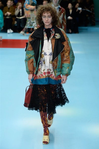 アレッサンドロ・ミケーレの新たな可能性を感じさせた Gucci 2018年秋冬コレクション リアルな生首マネキンやすやすや眠るドラゴンが登場した摩訶不思議なランウェイをチェック 時限爆弾風 カウントダウンタイマー インビテーション 招待状 Gucci グッチ サイボーグ クリエイティブ・ディレクター Alessandro Michele アレッサンドロ・ミケーレ 動物モチーフ シンボリック 少女漫画 オーセンティックスタイル マネキン 眠るドラゴン カメレオン マスキュリン チャイナドレス アオザイ ベルベッ スパンコール ラメ ウィメンズ HYPEBEAST ハイプビースト