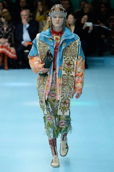 アレッサンドロ・ミケーレの新たな可能性を感じさせた Gucci 2018年秋冬コレクション リアルな生首マネキンやすやすや眠るドラゴンが登場した摩訶不思議なランウェイをチェック 時限爆弾風 カウントダウンタイマー インビテーション 招待状 Gucci グッチ サイボーグ クリエイティブ・ディレクター Alessandro Michele アレッサンドロ・ミケーレ 動物モチーフ シンボリック 少女漫画 オーセンティックスタイル マネキン 眠るドラゴン カメレオン マスキュリン チャイナドレス アオザイ ベルベッ スパンコール ラメ ウィメンズ HYPEBEAST ハイプビースト