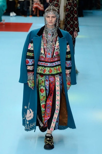 アレッサンドロ・ミケーレの新たな可能性を感じさせた Gucci 2018年秋冬コレクション リアルな生首マネキンやすやすや眠るドラゴンが登場した摩訶不思議なランウェイをチェック 時限爆弾風 カウントダウンタイマー インビテーション 招待状 Gucci グッチ サイボーグ クリエイティブ・ディレクター Alessandro Michele アレッサンドロ・ミケーレ 動物モチーフ シンボリック 少女漫画 オーセンティックスタイル マネキン 眠るドラゴン カメレオン マスキュリン チャイナドレス アオザイ ベルベッ スパンコール ラメ ウィメンズ HYPEBEAST ハイプビースト