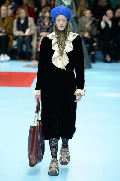 アレッサンドロ・ミケーレの新たな可能性を感じさせた Gucci 2018年秋冬コレクション リアルな生首マネキンやすやすや眠るドラゴンが登場した摩訶不思議なランウェイをチェック 時限爆弾風 カウントダウンタイマー インビテーション 招待状 Gucci グッチ サイボーグ クリエイティブ・ディレクター Alessandro Michele アレッサンドロ・ミケーレ 動物モチーフ シンボリック 少女漫画 オーセンティックスタイル マネキン 眠るドラゴン カメレオン マスキュリン チャイナドレス アオザイ ベルベッ スパンコール ラメ ウィメンズ HYPEBEAST ハイプビースト