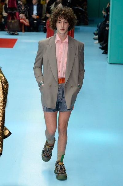 アレッサンドロ・ミケーレの新たな可能性を感じさせた Gucci 2018年秋冬コレクション リアルな生首マネキンやすやすや眠るドラゴンが登場した摩訶不思議なランウェイをチェック 時限爆弾風 カウントダウンタイマー インビテーション 招待状 Gucci グッチ サイボーグ クリエイティブ・ディレクター Alessandro Michele アレッサンドロ・ミケーレ 動物モチーフ シンボリック 少女漫画 オーセンティックスタイル マネキン 眠るドラゴン カメレオン マスキュリン チャイナドレス アオザイ ベルベッ スパンコール ラメ ウィメンズ HYPEBEAST ハイプビースト