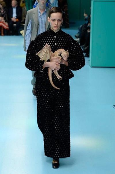 アレッサンドロ・ミケーレの新たな可能性を感じさせた Gucci 2018年秋冬コレクション リアルな生首マネキンやすやすや眠るドラゴンが登場した摩訶不思議なランウェイをチェック 時限爆弾風 カウントダウンタイマー インビテーション 招待状 Gucci グッチ サイボーグ クリエイティブ・ディレクター Alessandro Michele アレッサンドロ・ミケーレ 動物モチーフ シンボリック 少女漫画 オーセンティックスタイル マネキン 眠るドラゴン カメレオン マスキュリン チャイナドレス アオザイ ベルベッ スパンコール ラメ ウィメンズ HYPEBEAST ハイプビースト