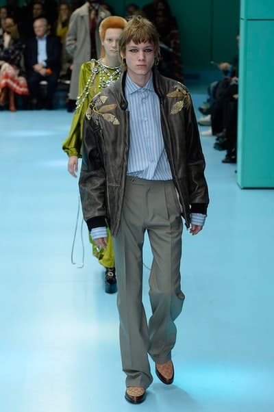 アレッサンドロ・ミケーレの新たな可能性を感じさせた Gucci 2018年秋冬コレクション リアルな生首マネキンやすやすや眠るドラゴンが登場した摩訶不思議なランウェイをチェック 時限爆弾風 カウントダウンタイマー インビテーション 招待状 Gucci グッチ サイボーグ クリエイティブ・ディレクター Alessandro Michele アレッサンドロ・ミケーレ 動物モチーフ シンボリック 少女漫画 オーセンティックスタイル マネキン 眠るドラゴン カメレオン マスキュリン チャイナドレス アオザイ ベルベッ スパンコール ラメ ウィメンズ HYPEBEAST ハイプビースト