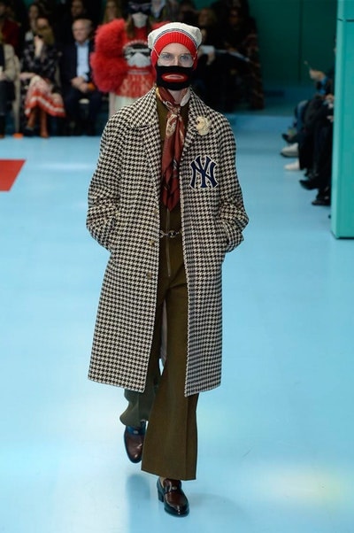アレッサンドロ・ミケーレの新たな可能性を感じさせた Gucci 2018年秋冬コレクション リアルな生首マネキンやすやすや眠るドラゴンが登場した摩訶不思議なランウェイをチェック 時限爆弾風 カウントダウンタイマー インビテーション 招待状 Gucci グッチ サイボーグ クリエイティブ・ディレクター Alessandro Michele アレッサンドロ・ミケーレ 動物モチーフ シンボリック 少女漫画 オーセンティックスタイル マネキン 眠るドラゴン カメレオン マスキュリン チャイナドレス アオザイ ベルベッ スパンコール ラメ ウィメンズ HYPEBEAST ハイプビースト