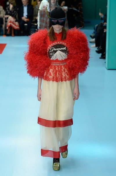 アレッサンドロ・ミケーレの新たな可能性を感じさせた Gucci 2018年秋冬コレクション リアルな生首マネキンやすやすや眠るドラゴンが登場した摩訶不思議なランウェイをチェック 時限爆弾風 カウントダウンタイマー インビテーション 招待状 Gucci グッチ サイボーグ クリエイティブ・ディレクター Alessandro Michele アレッサンドロ・ミケーレ 動物モチーフ シンボリック 少女漫画 オーセンティックスタイル マネキン 眠るドラゴン カメレオン マスキュリン チャイナドレス アオザイ ベルベッ スパンコール ラメ ウィメンズ HYPEBEAST ハイプビースト