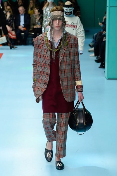 アレッサンドロ・ミケーレの新たな可能性を感じさせた Gucci 2018年秋冬コレクション リアルな生首マネキンやすやすや眠るドラゴンが登場した摩訶不思議なランウェイをチェック 時限爆弾風 カウントダウンタイマー インビテーション 招待状 Gucci グッチ サイボーグ クリエイティブ・ディレクター Alessandro Michele アレッサンドロ・ミケーレ 動物モチーフ シンボリック 少女漫画 オーセンティックスタイル マネキン 眠るドラゴン カメレオン マスキュリン チャイナドレス アオザイ ベルベッ スパンコール ラメ ウィメンズ HYPEBEAST ハイプビースト