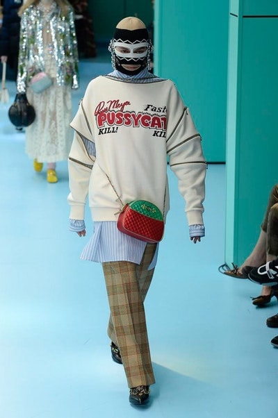 アレッサンドロ・ミケーレの新たな可能性を感じさせた Gucci 2018年秋冬コレクション リアルな生首マネキンやすやすや眠るドラゴンが登場した摩訶不思議なランウェイをチェック 時限爆弾風 カウントダウンタイマー インビテーション 招待状 Gucci グッチ サイボーグ クリエイティブ・ディレクター Alessandro Michele アレッサンドロ・ミケーレ 動物モチーフ シンボリック 少女漫画 オーセンティックスタイル マネキン 眠るドラゴン カメレオン マスキュリン チャイナドレス アオザイ ベルベッ スパンコール ラメ ウィメンズ HYPEBEAST ハイプビースト