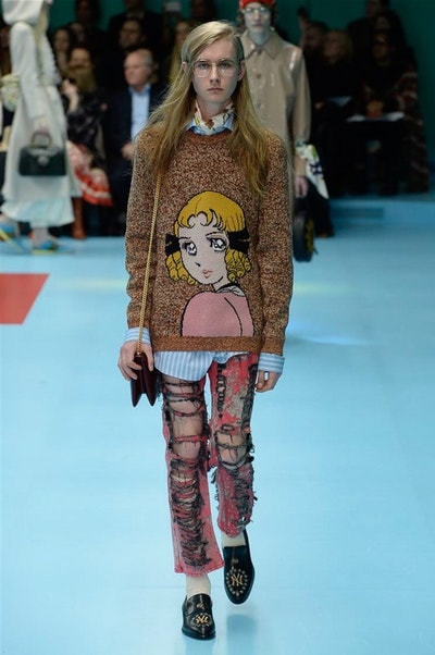 アレッサンドロ・ミケーレの新たな可能性を感じさせた Gucci 2018年秋冬コレクション リアルな生首マネキンやすやすや眠るドラゴンが登場した摩訶不思議なランウェイをチェック 時限爆弾風 カウントダウンタイマー インビテーション 招待状 Gucci グッチ サイボーグ クリエイティブ・ディレクター Alessandro Michele アレッサンドロ・ミケーレ 動物モチーフ シンボリック 少女漫画 オーセンティックスタイル マネキン 眠るドラゴン カメレオン マスキュリン チャイナドレス アオザイ ベルベッ スパンコール ラメ ウィメンズ HYPEBEAST ハイプビースト